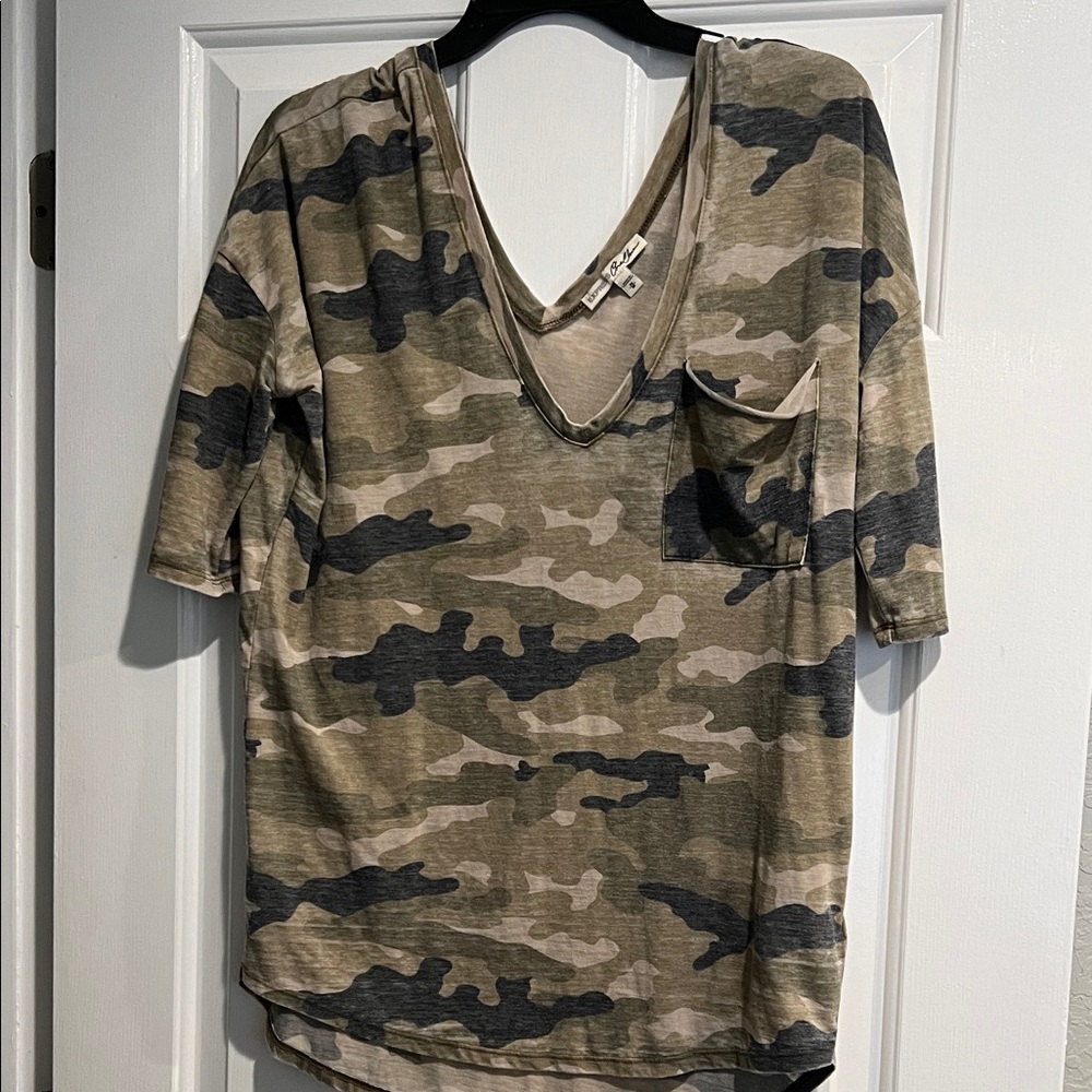 Express Camouflage V-Neck Short Sleeve Top